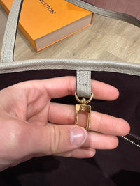 Sac Louis Vuitton emprinte neverfull beige