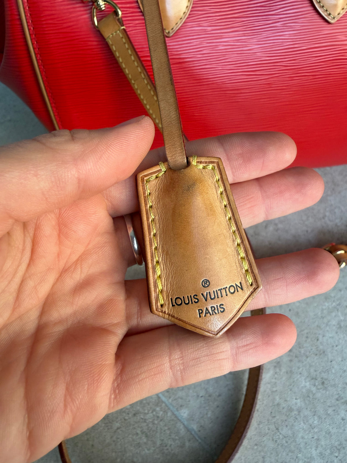 Louis Vuitton cuir Épi rouge doc MM