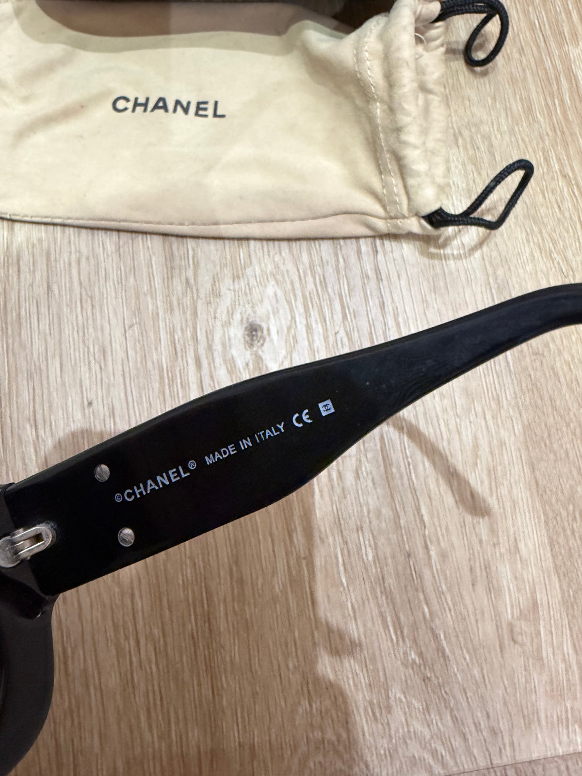 Lunettes noires Chanel 06/10