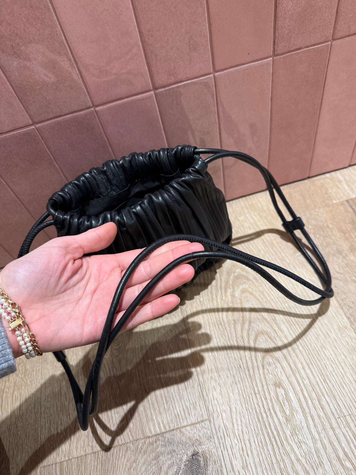 Sac noir plissé cuir COS