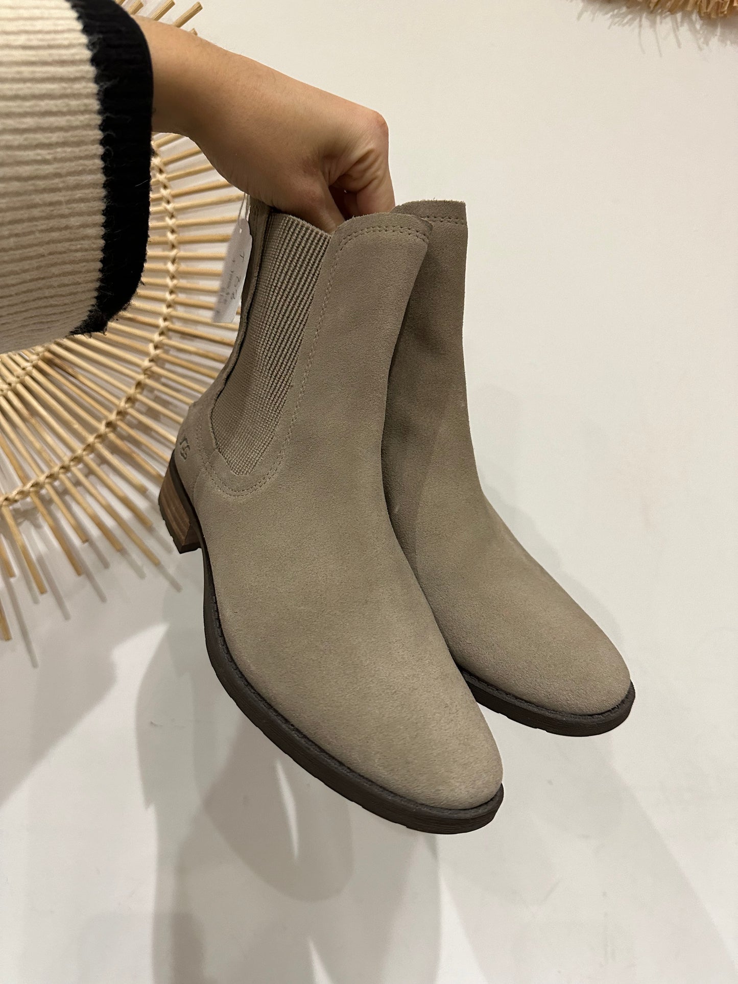 Bottines UGG cuir beige neuves T.38