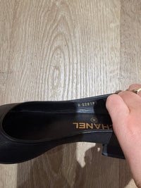 Ballerines noires Chanel, détail logo - T.36 13/09