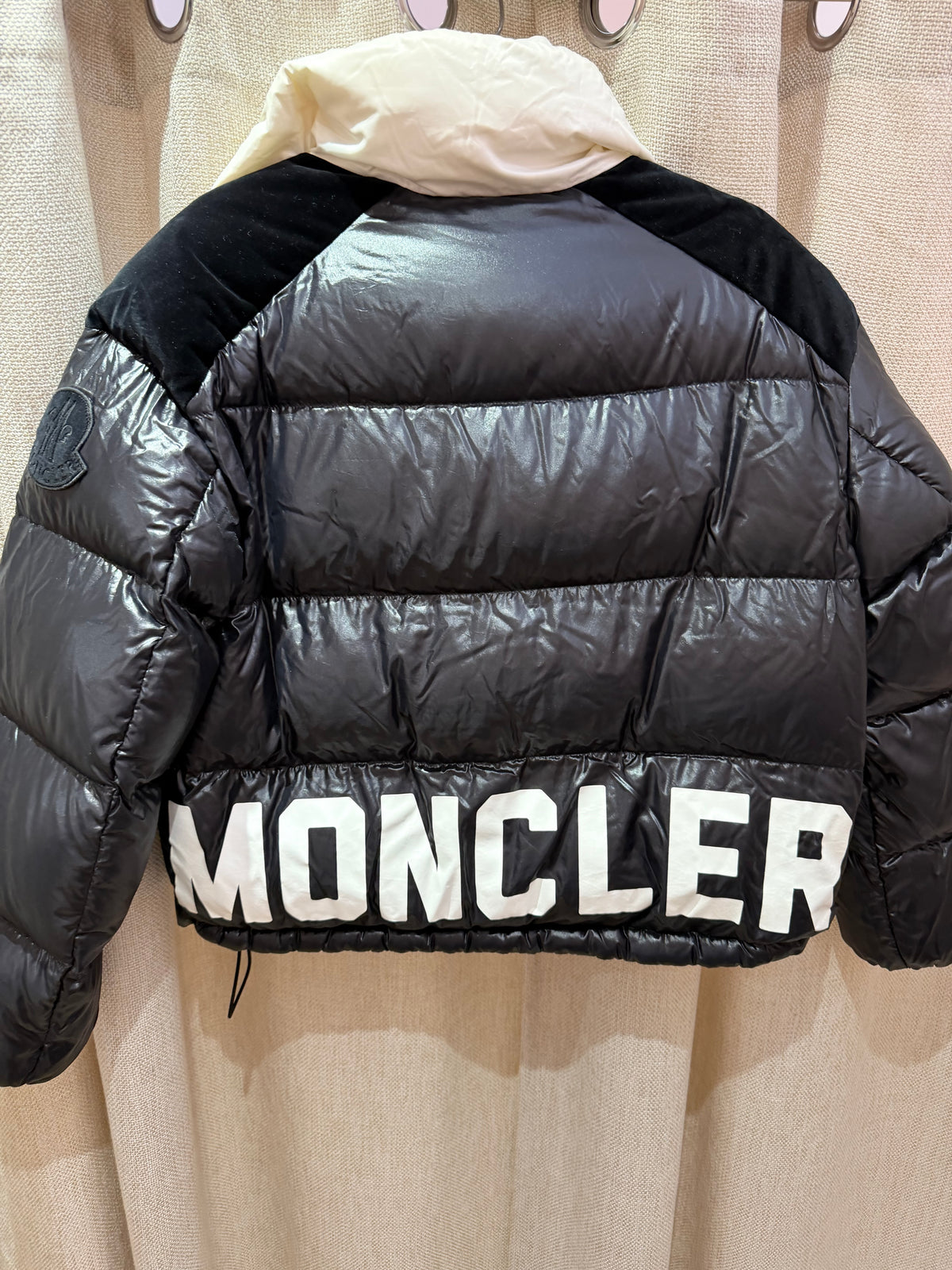 Doudoune noire à inscription Moncler – XS (taille grand) 19/10