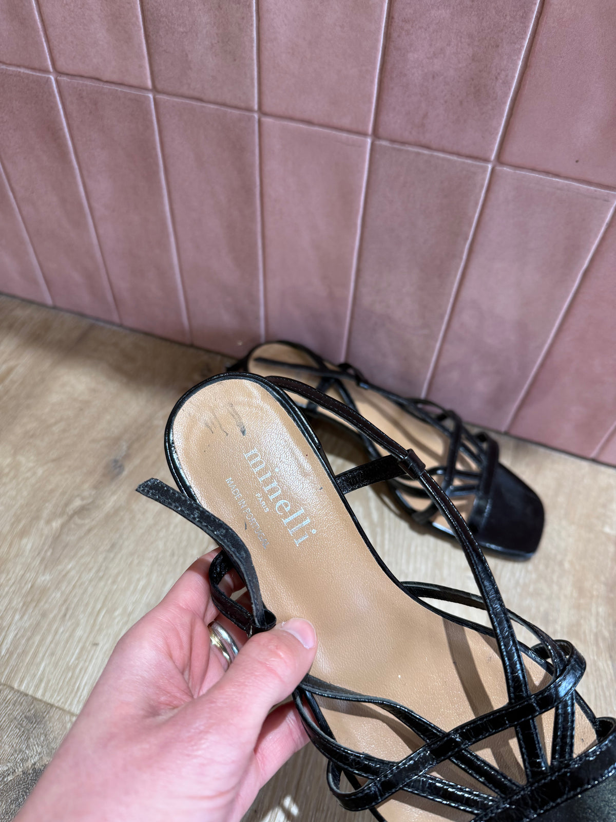 Sandales noires brillantes Minelli T.37