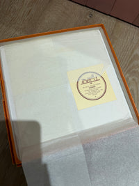 Hermès Foulard en soie avec boîte 28/07