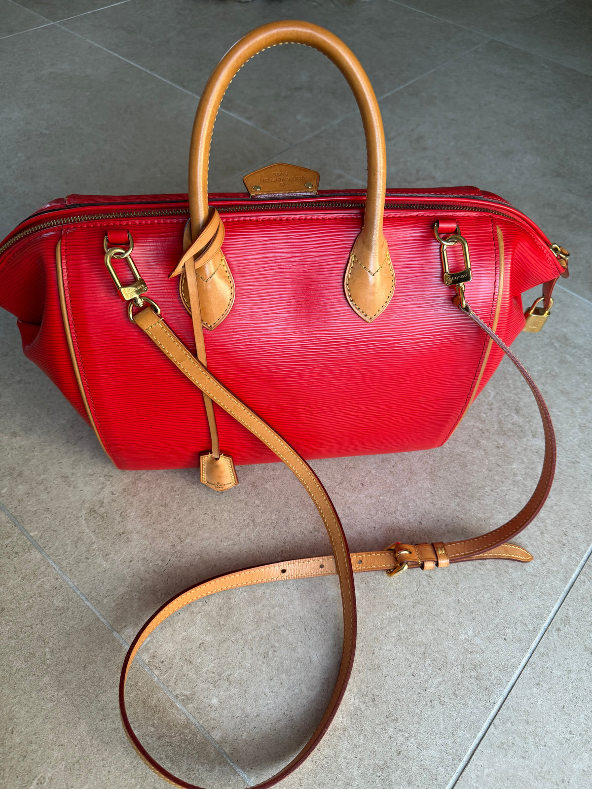 Louis Vuitton cuir Épi rouge doc MM