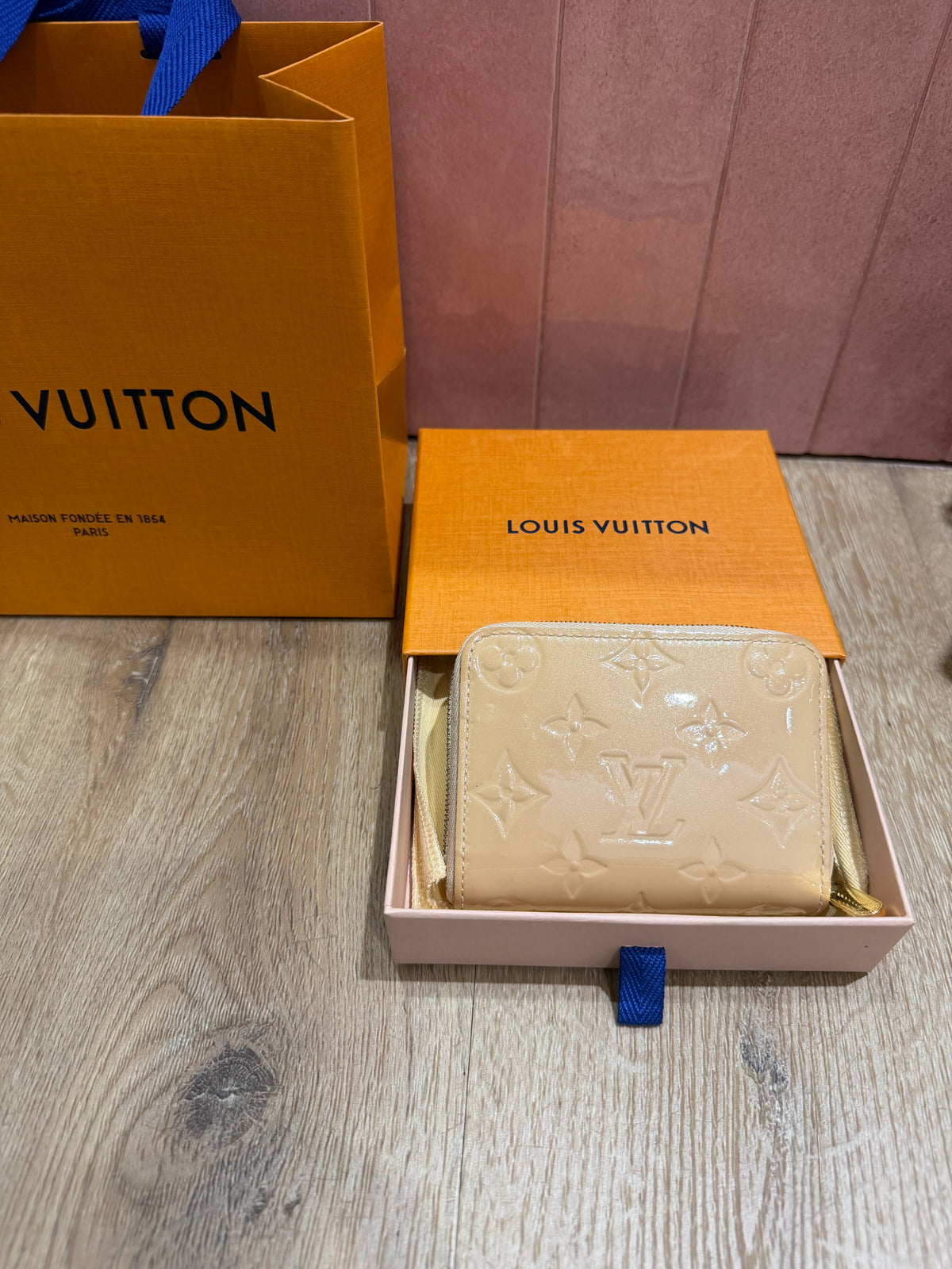 Portefeuille Louis Vuitton beige en cuir vernis 09/10
