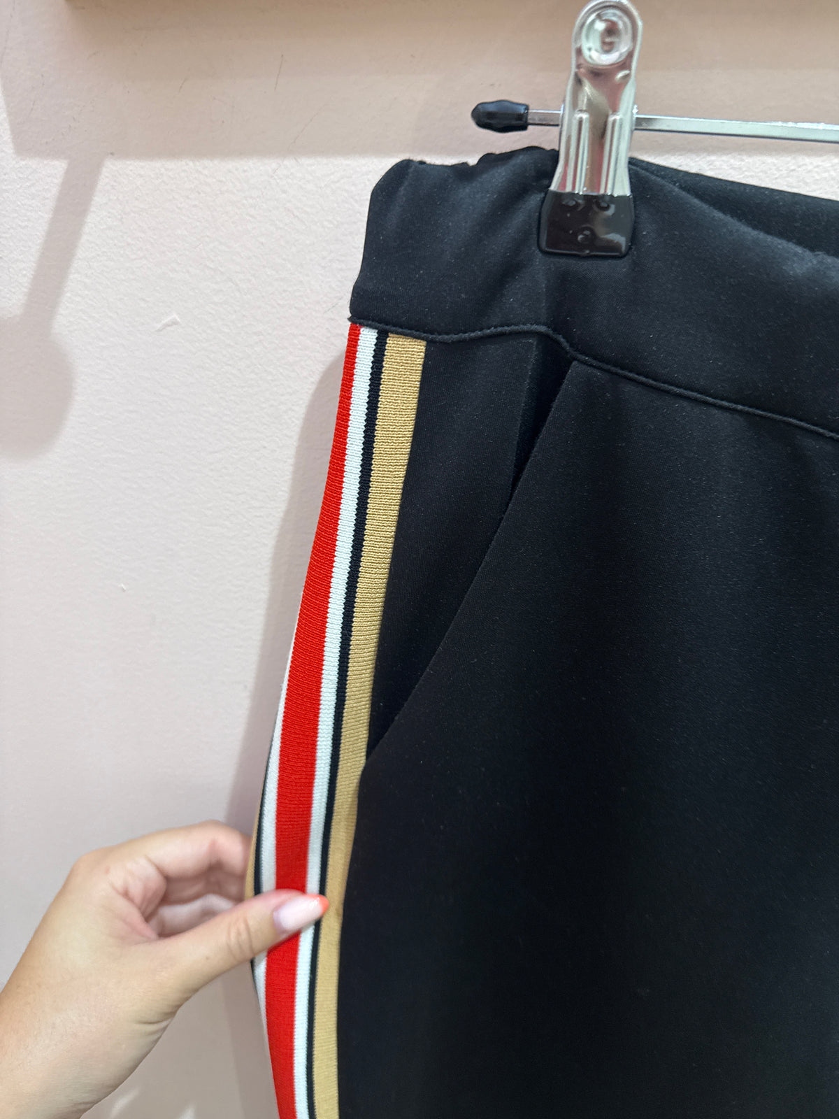 Pantalon noir Maje bandes rouges - noir, bandes rouges - T.S