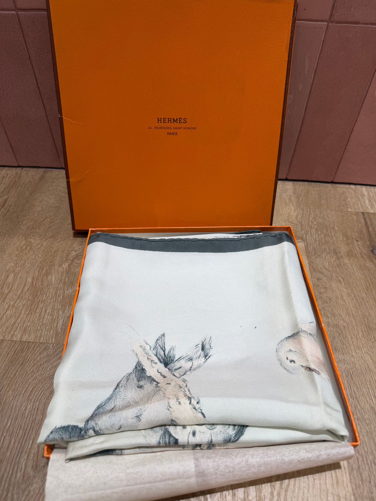 Hermès Foulard en soie avec boîte 28/07