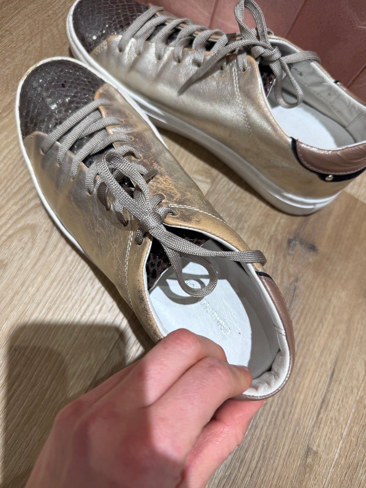 Baskets beige et cuir doré Crime London T.39