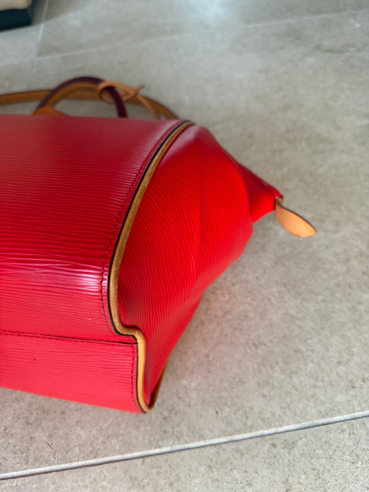 Louis Vuitton cuir Épi rouge doc MM