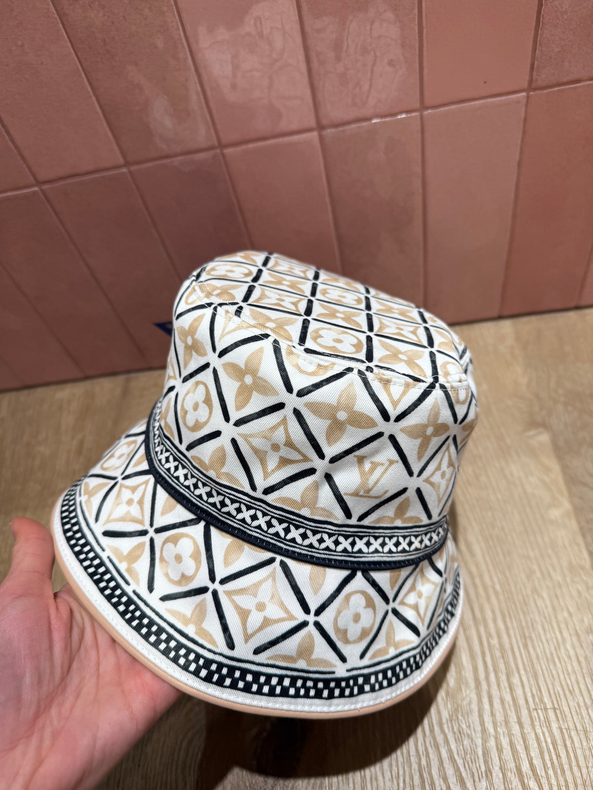 Chapeau sceau Louis Vuitton réversible