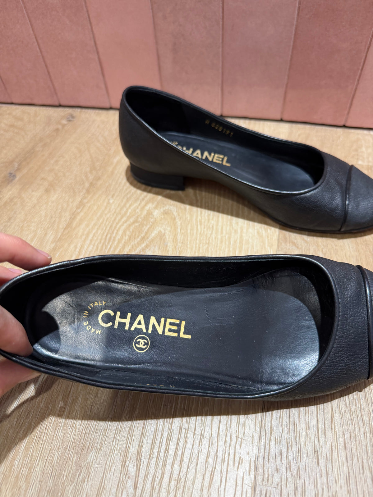 Ballerines noires Chanel, détail logo - T.36 13/09