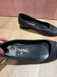 Ballerines noires Chanel, détail logo - T.36 13/09
