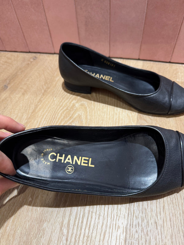 Ballerines noires Chanel, détail logo - T.36 13/09
