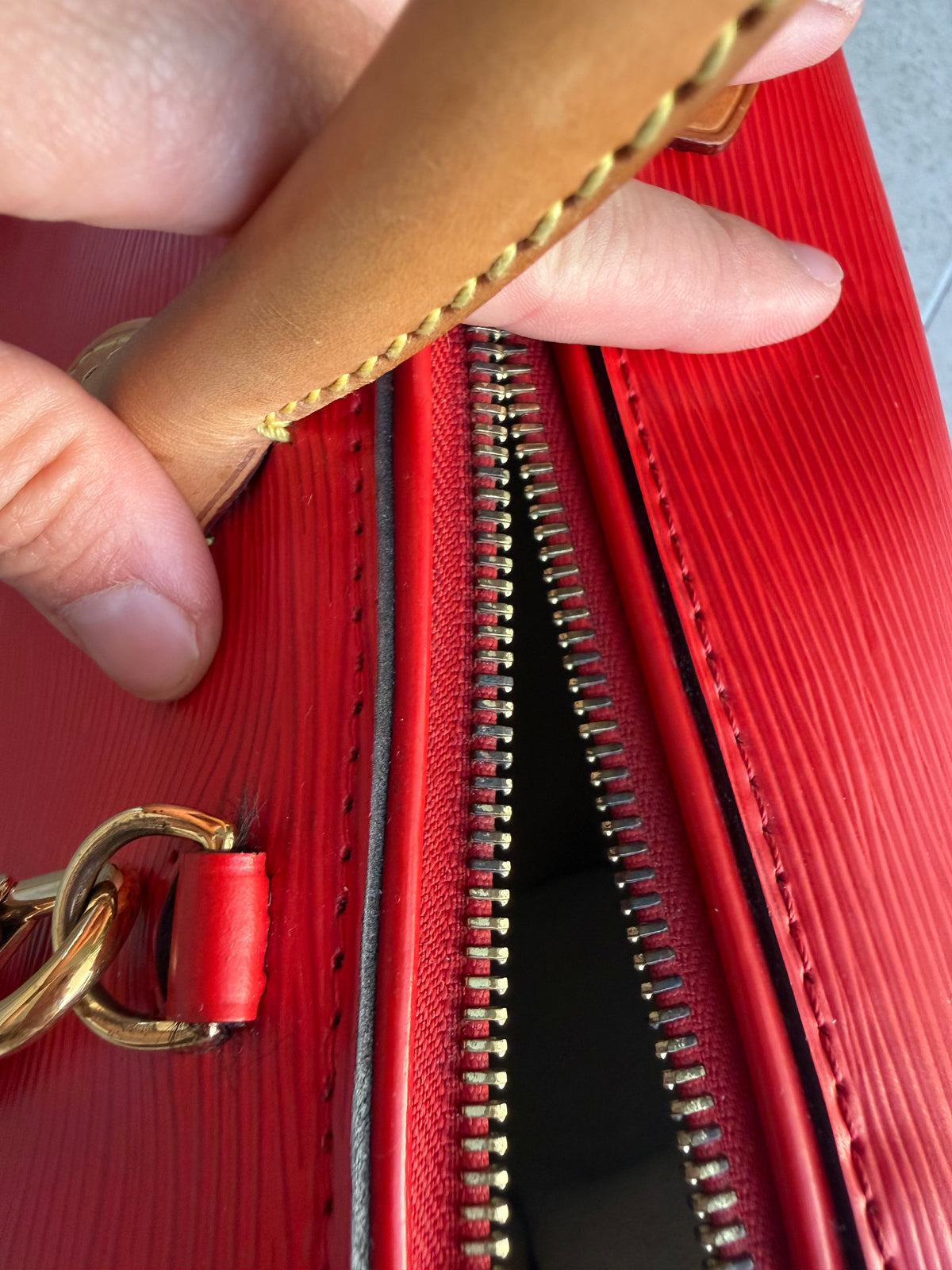Louis Vuitton cuir Épi rouge doc MM