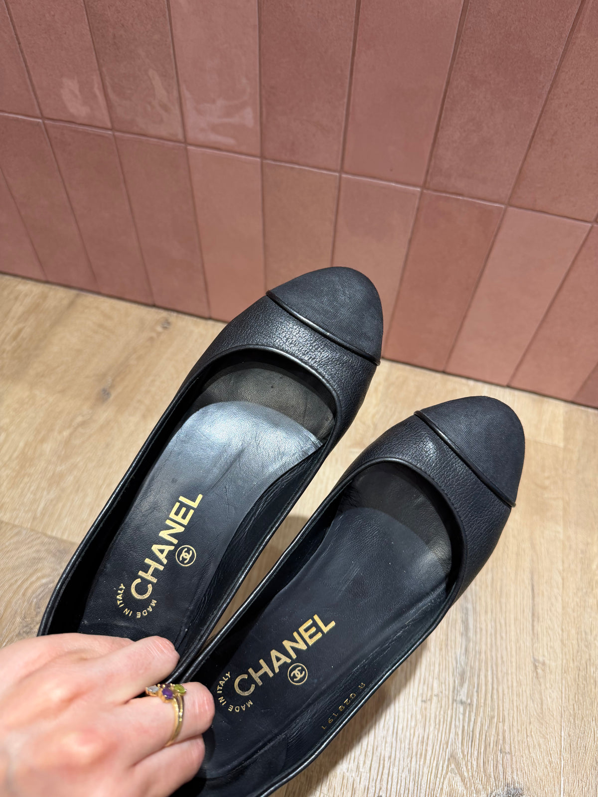Ballerines noires Chanel, détail logo - T.36 13/09