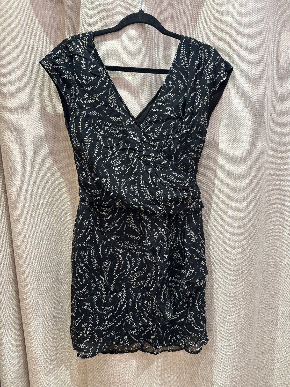 Robe noire et blanche motif feuille IKKS T.36