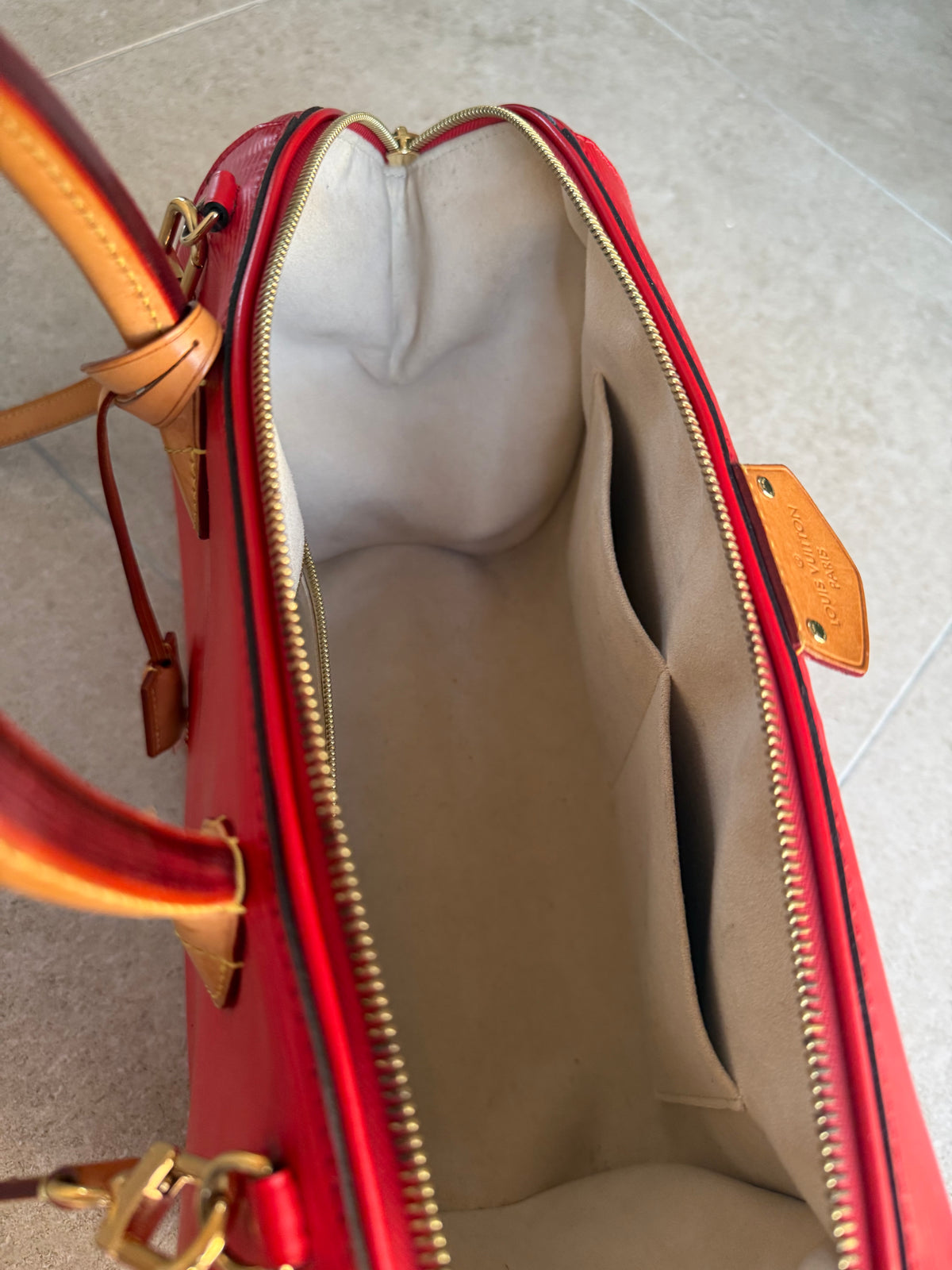 Louis Vuitton cuir Épi rouge doc MM