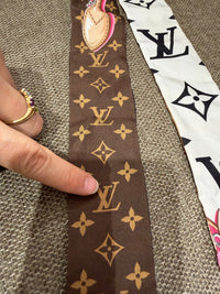Foulard monogramme rose et marron Louis Vuitton 20/09