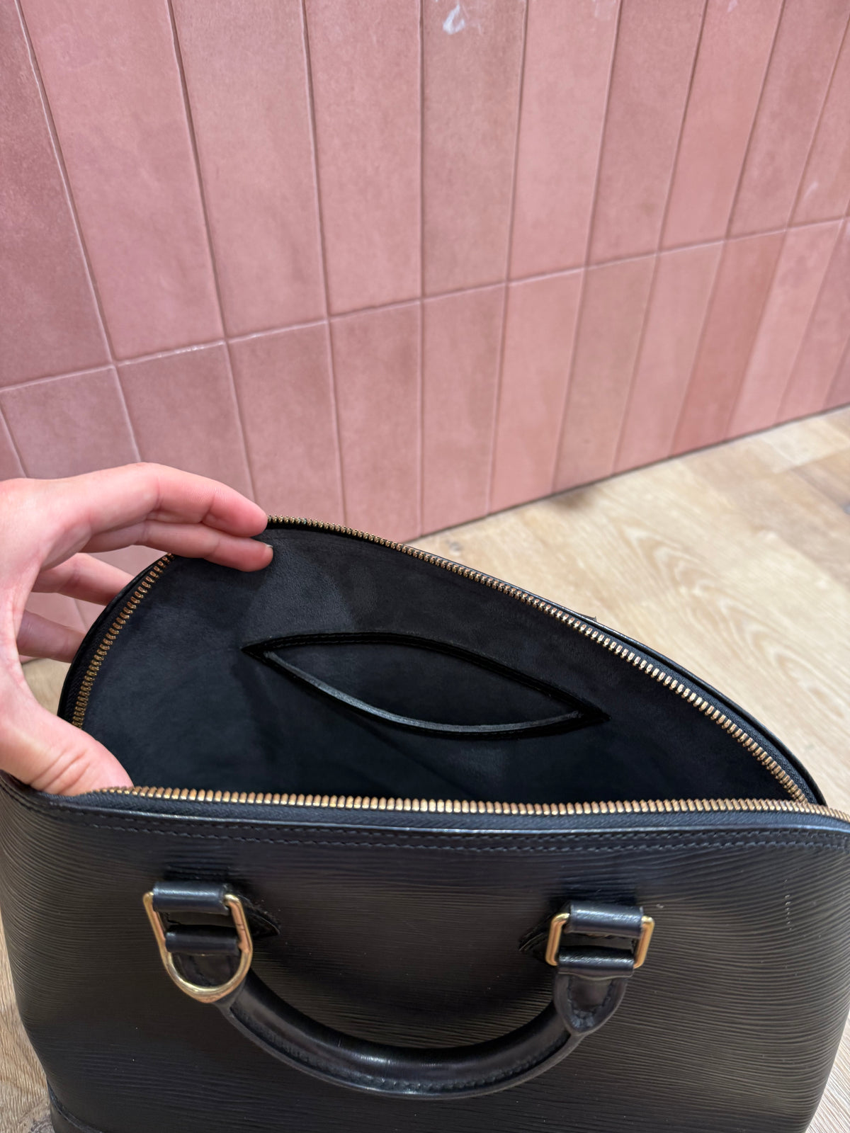 Louis Vuitton Sac Alma cuir Épi noir MM 23/06