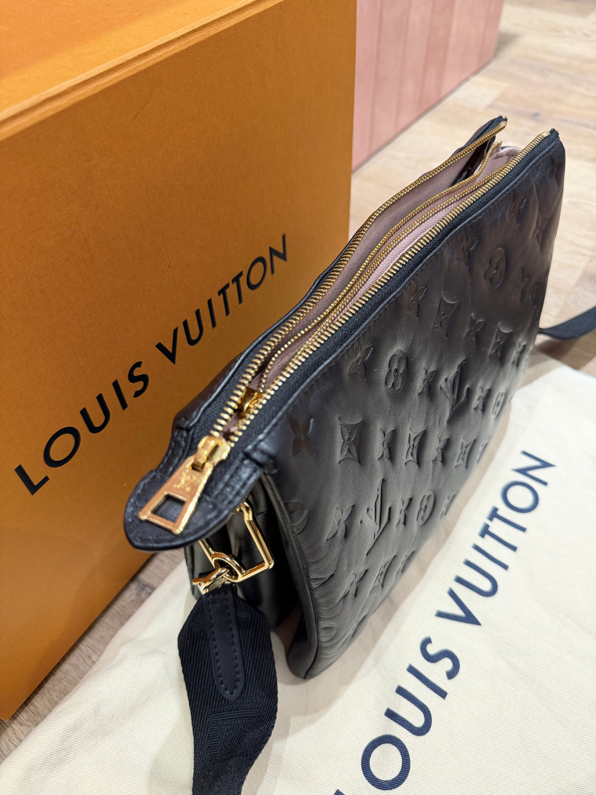 Louis Vuitton sac Coussin PM noir 09/10