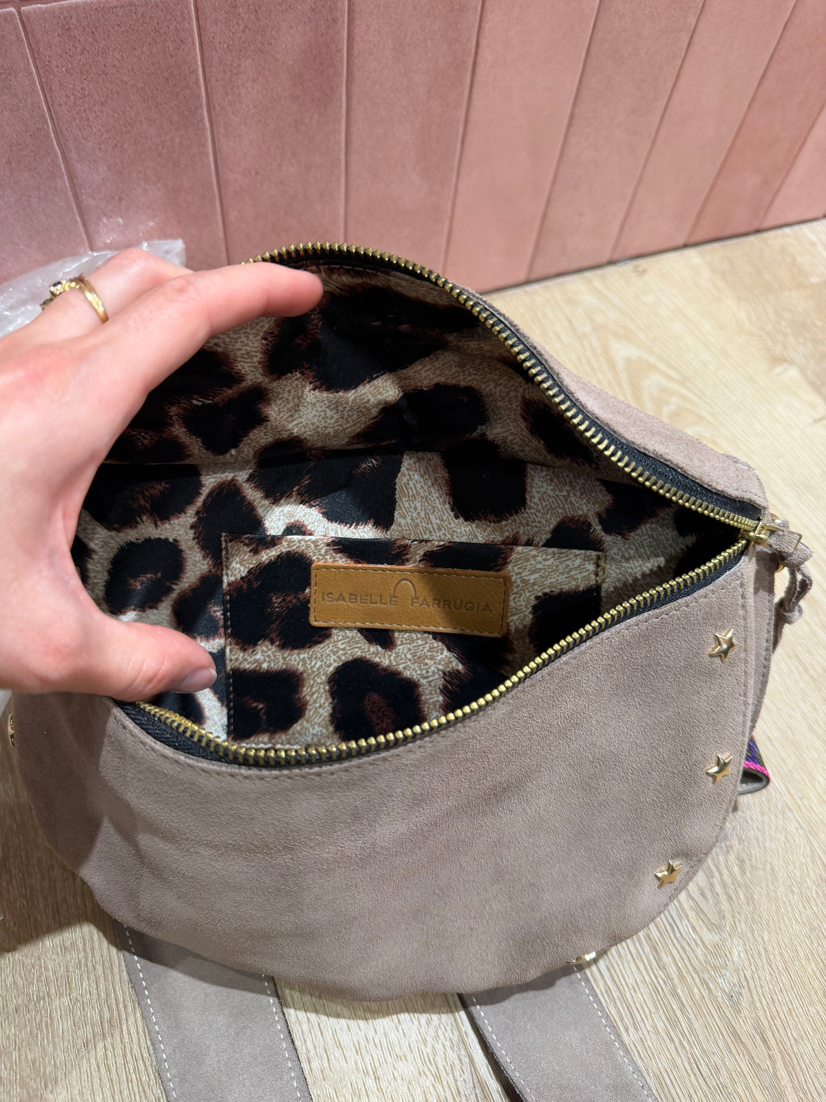 Sac taupe en daim Isabelle Farrugia 16/10