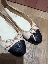 Ballerines beige, détail noir à l’avant, Chanel - T.36 13/09