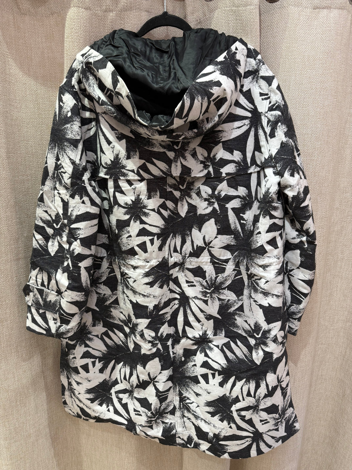 Manteau noir et blanc motif feuille T.L