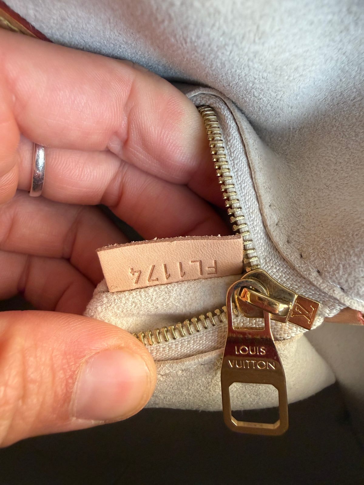 Louis Vuitton cuir Épi rouge doc MM