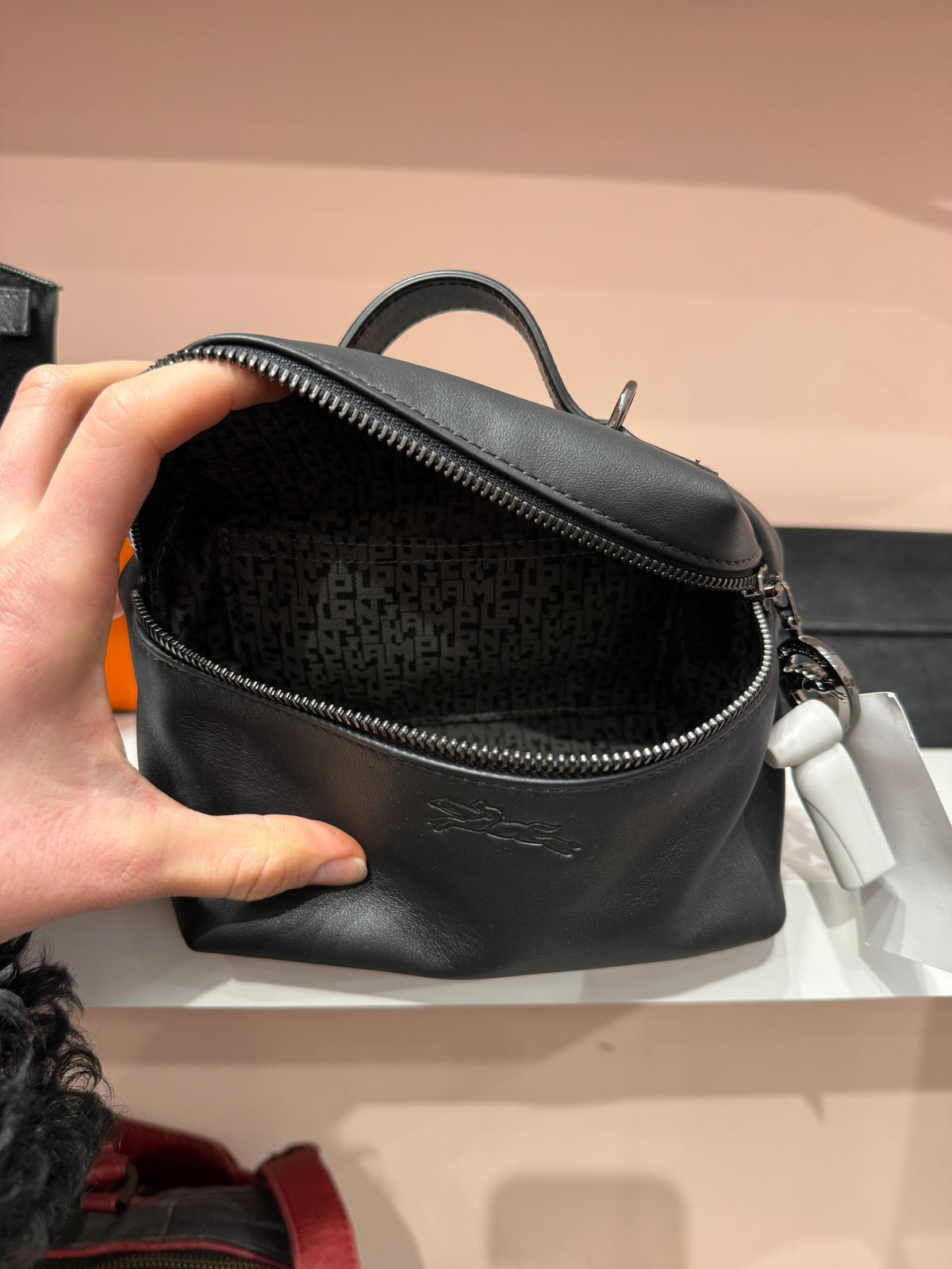 grande pochette noir longchamp doublure grise cuir