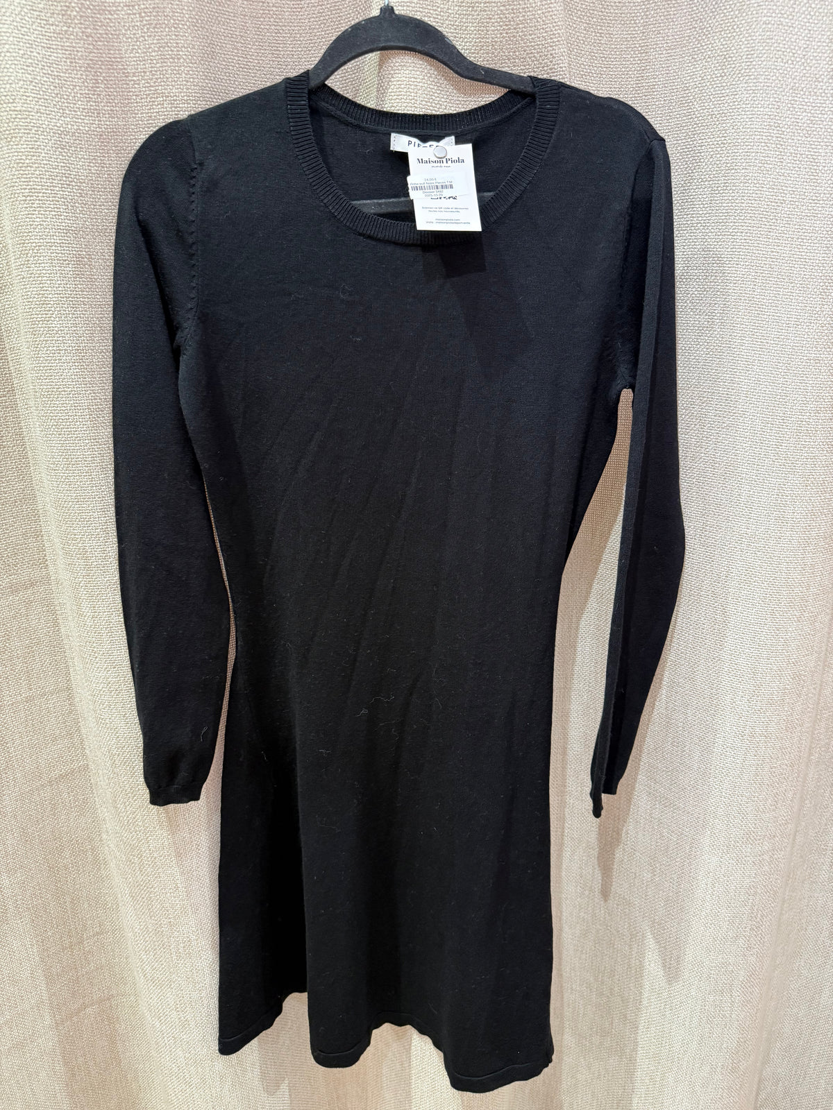 Robe pull Noire Pieces T.M