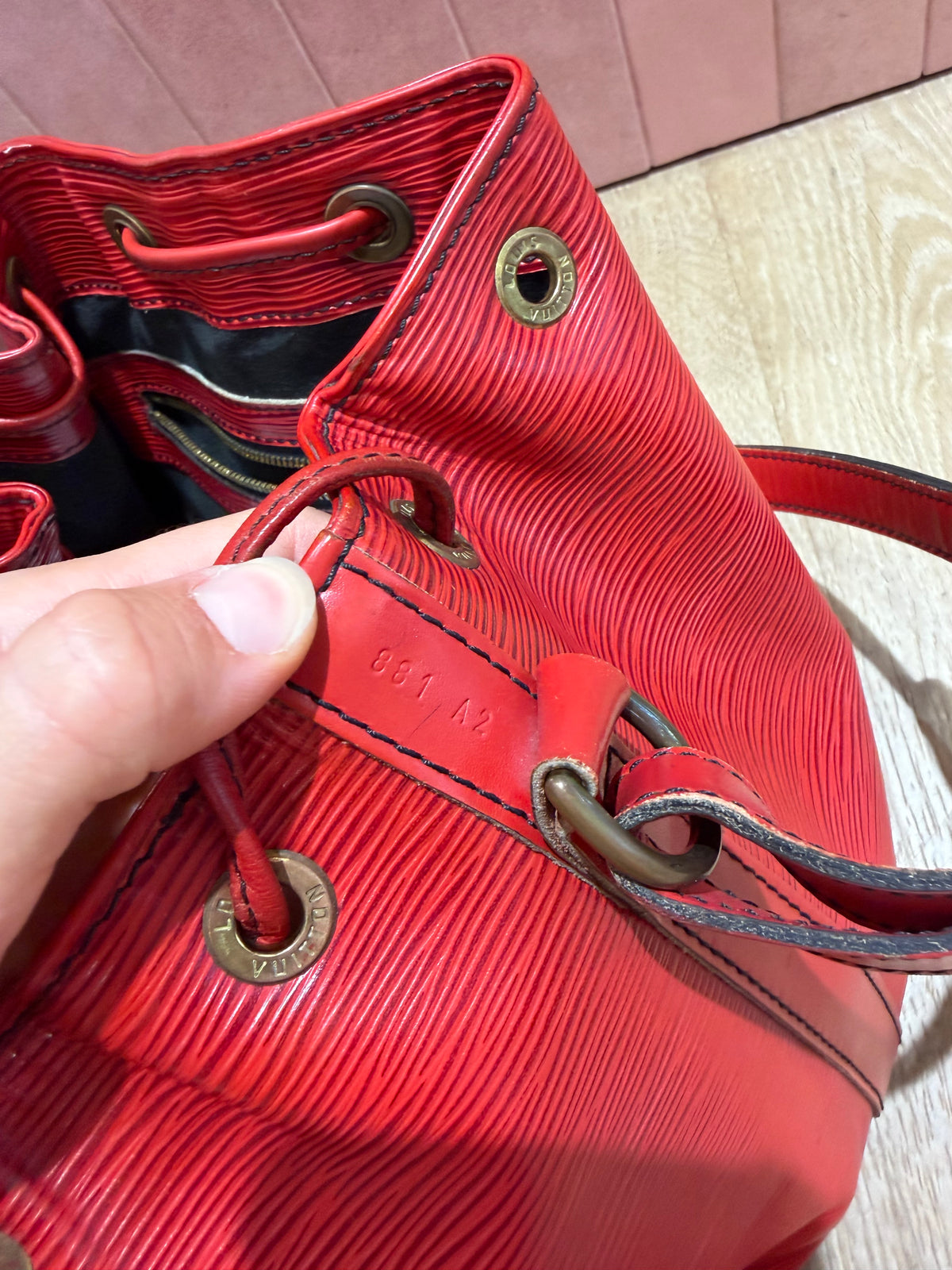 sac noé Louis vuitton cuir epi rouge PM 28/08