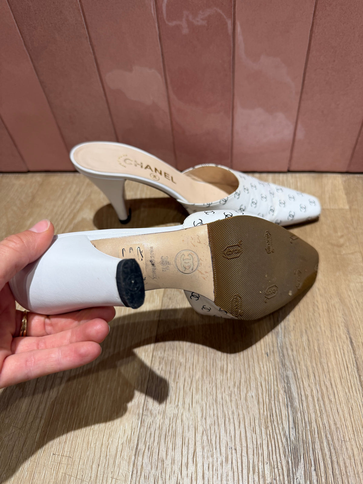Mules blanches avec logo Chanel - T.36 1/2 13/09
