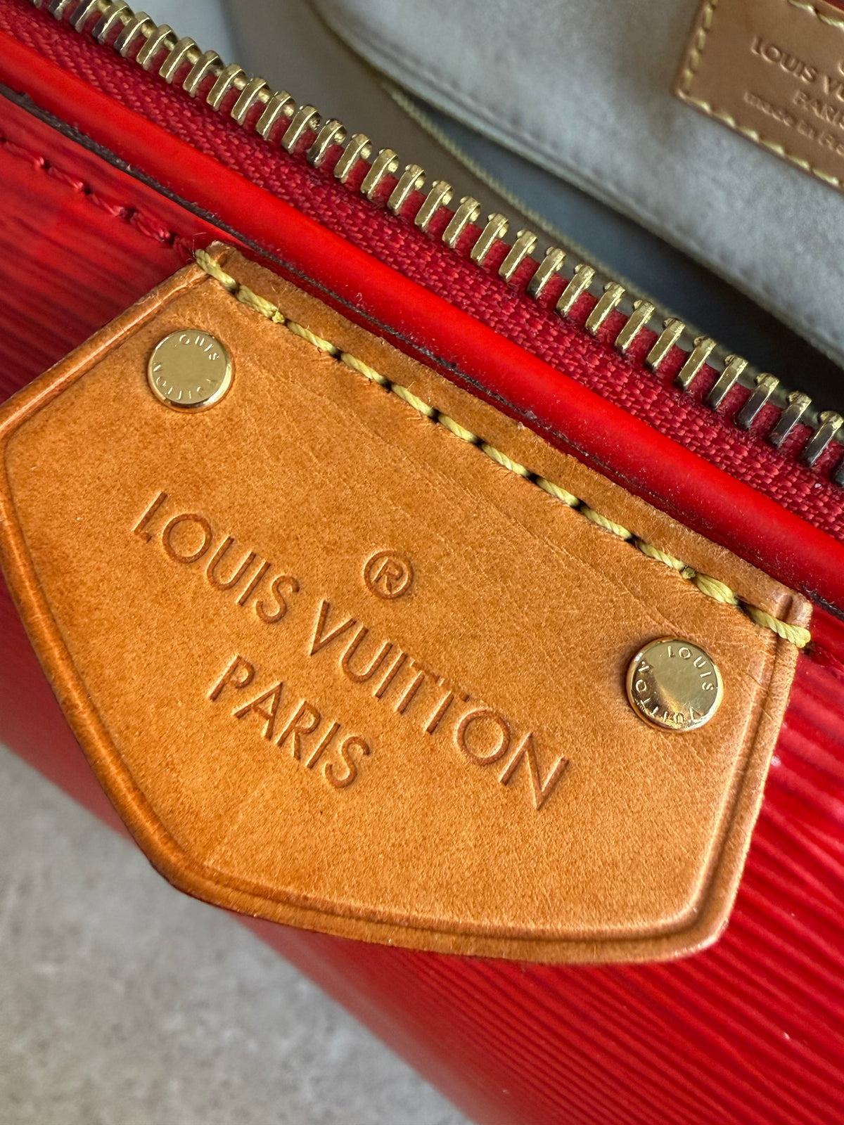 Louis Vuitton cuir Épi rouge doc MM