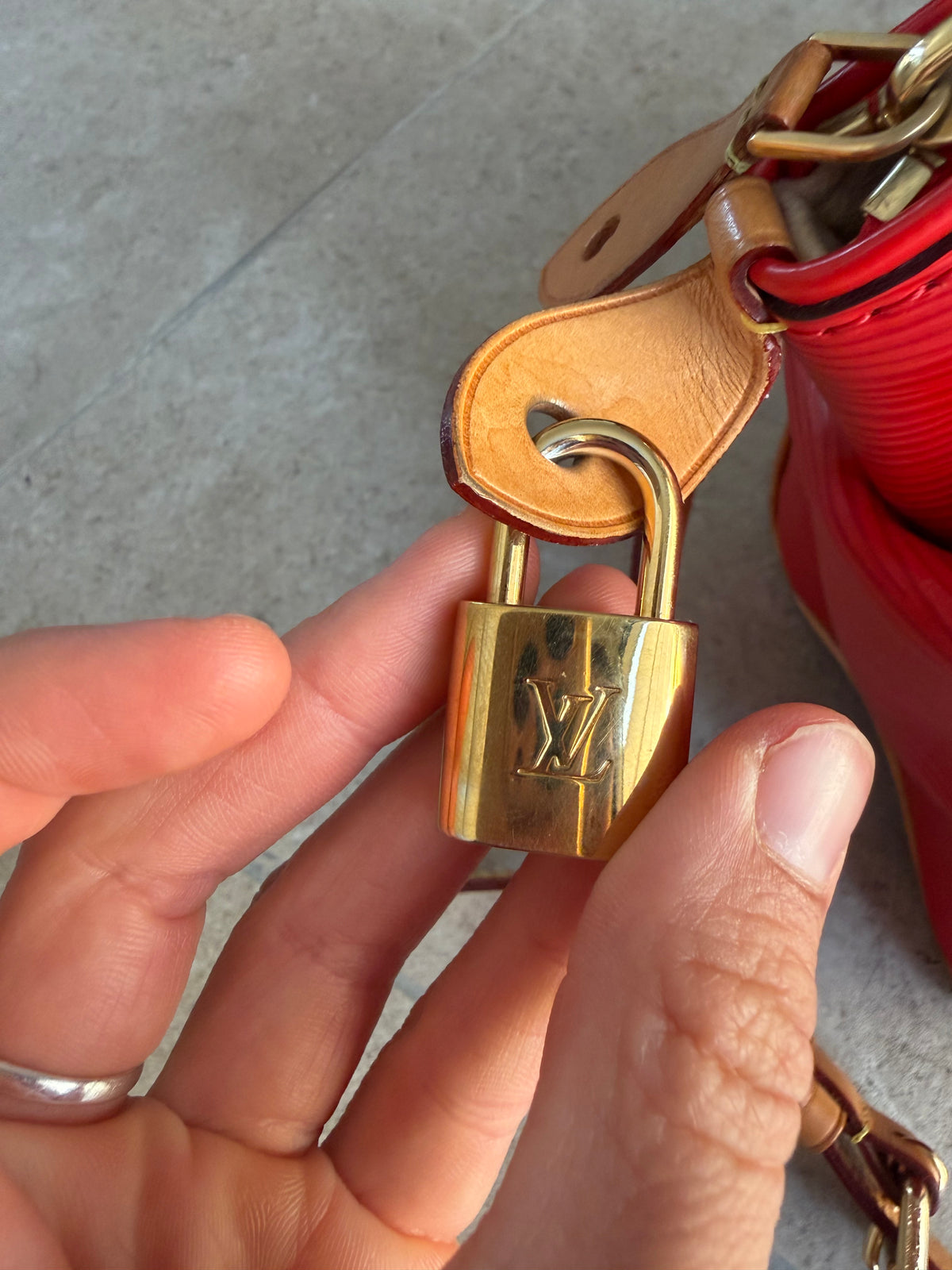 Louis Vuitton cuir Épi rouge doc MM