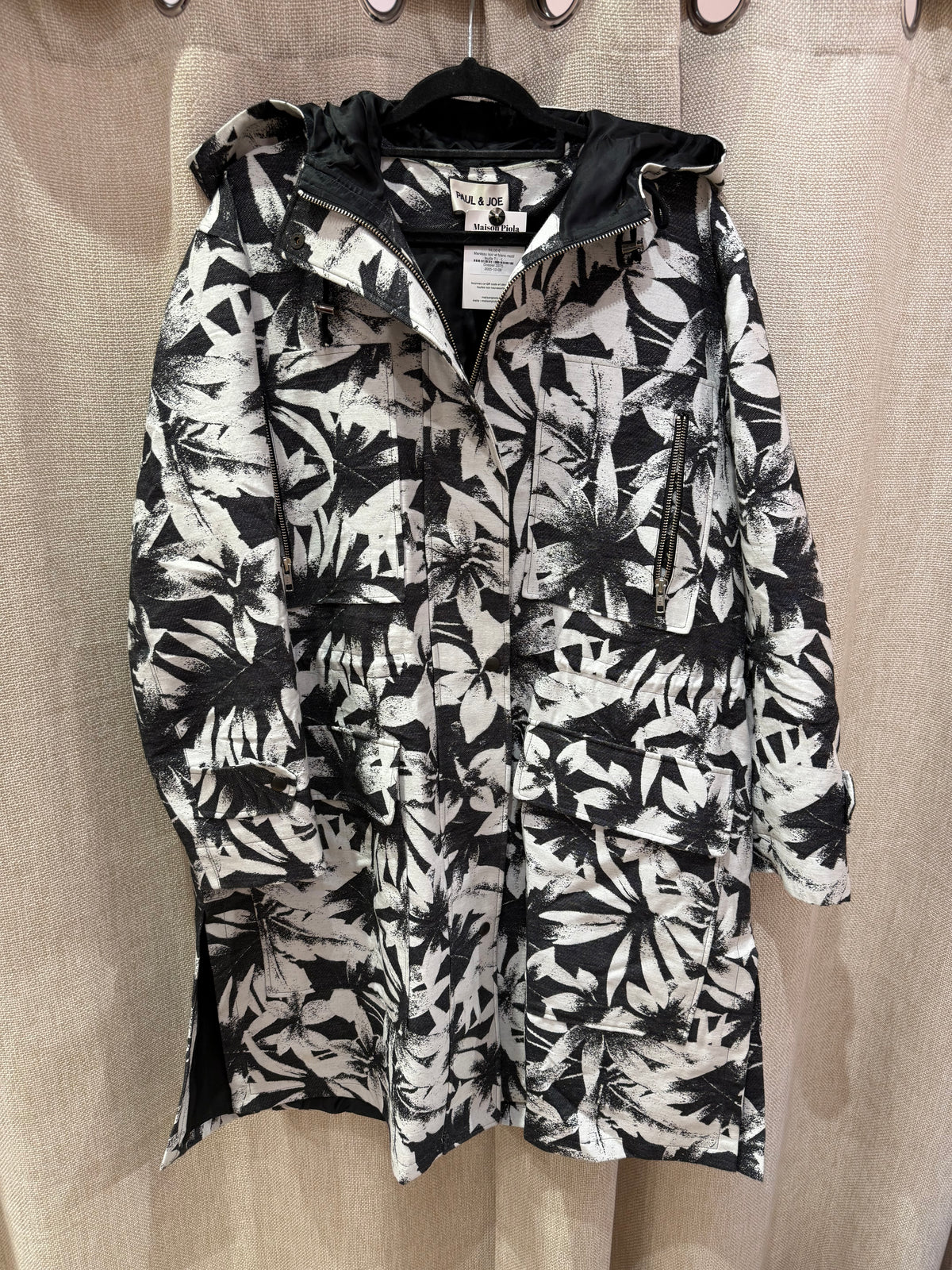 Manteau noir et blanc motif feuille T.L