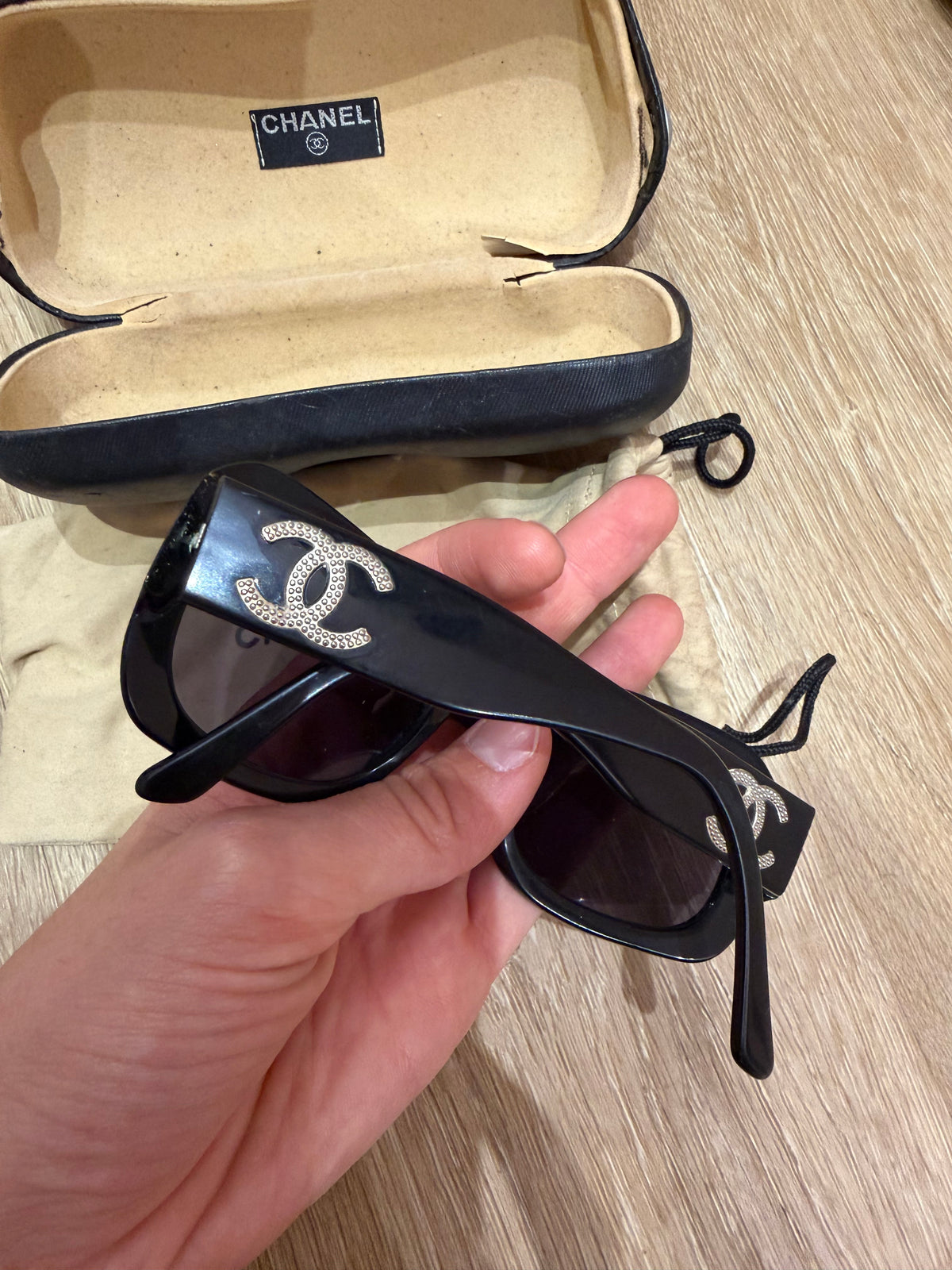 Lunettes noires Chanel 06/10
