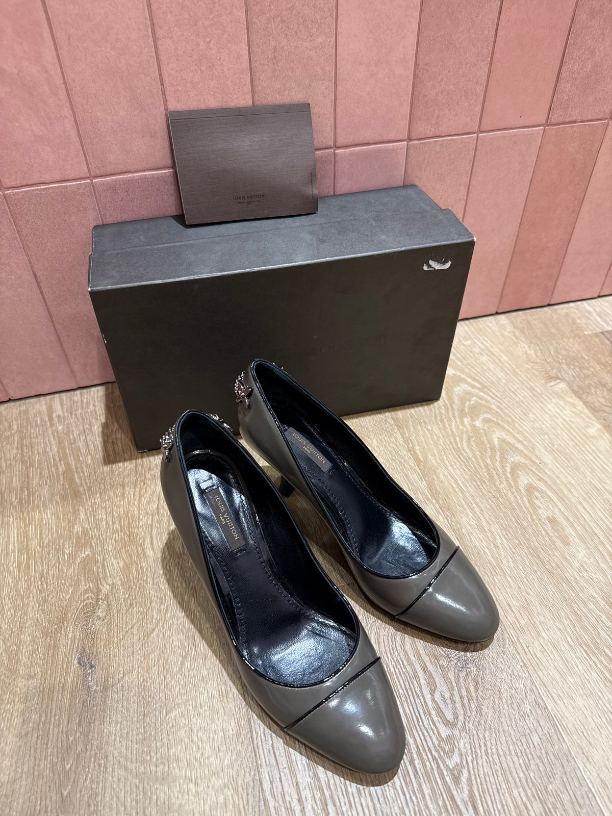 Escarpins Louis Vuitton gris T.36