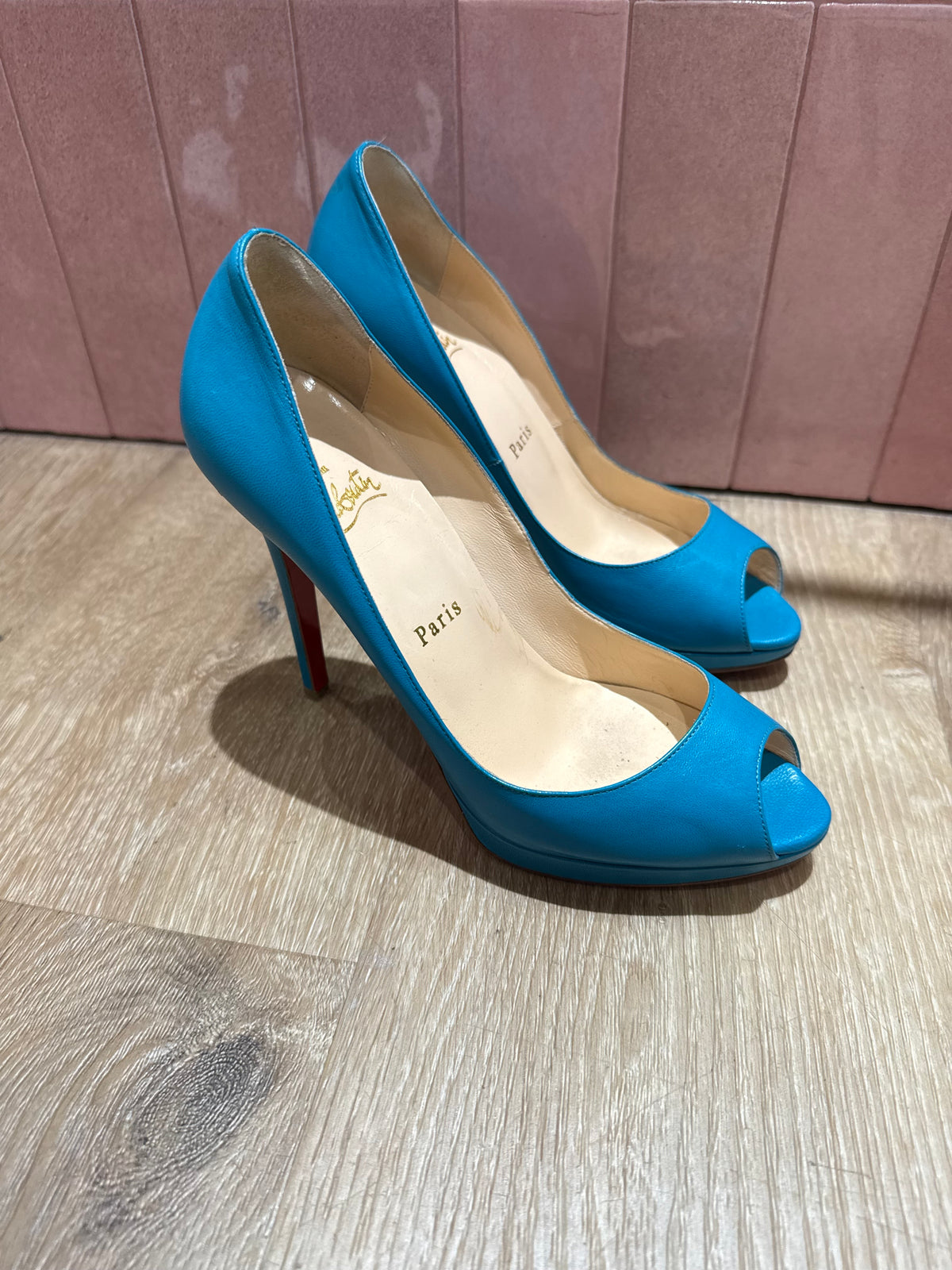 Escarpins Louboutin T.37 1/2 03/06