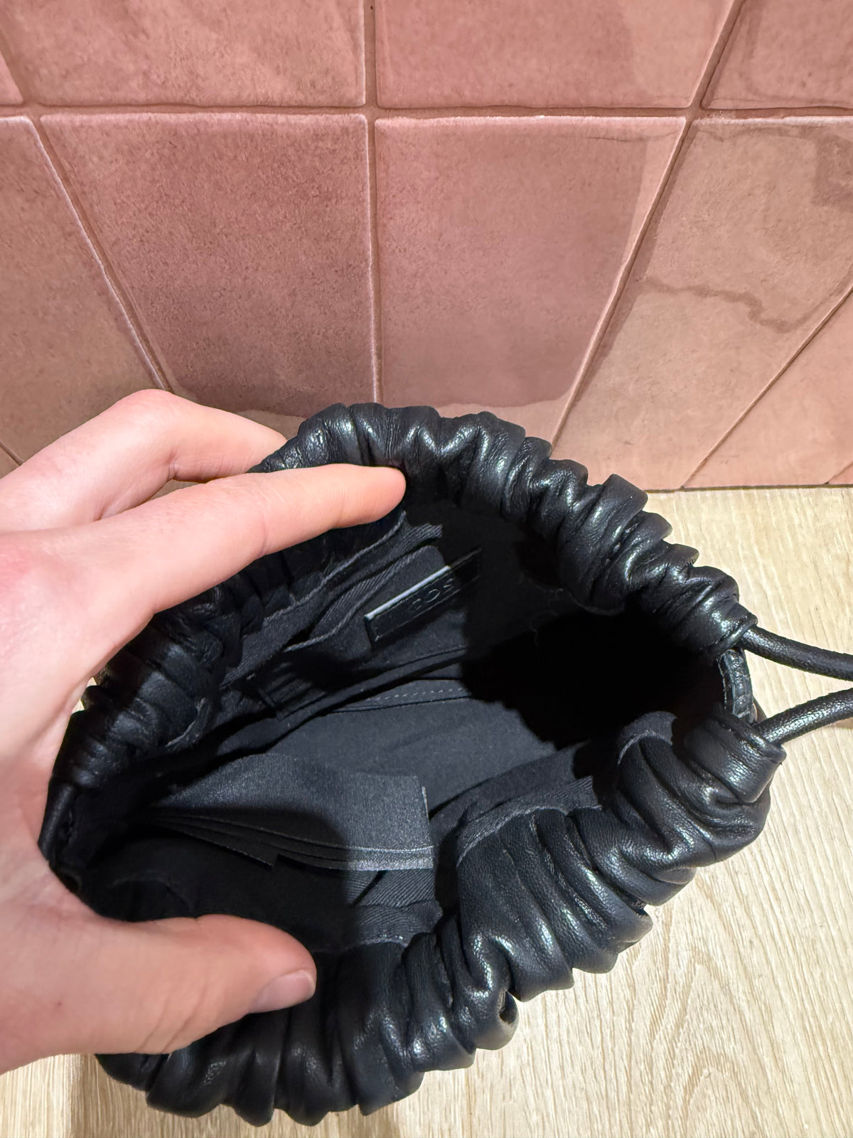 Sac noir plissé cuir COS