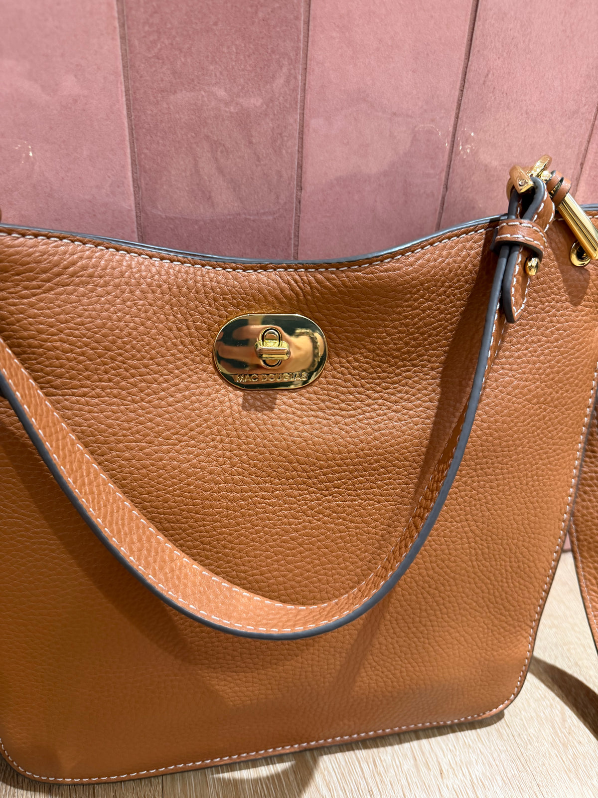 Sac bandoulière marron, détails dorés Mac Douglas 23/10