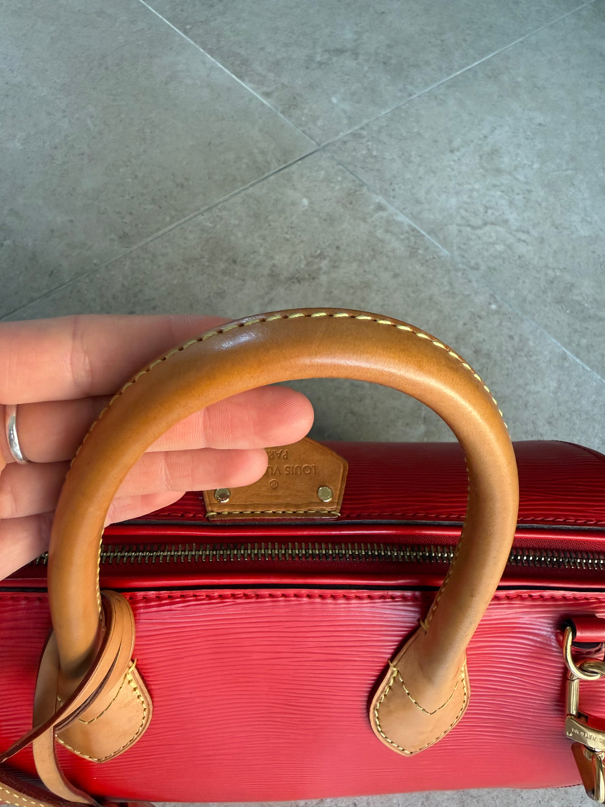 Louis Vuitton cuir Épi rouge doc MM