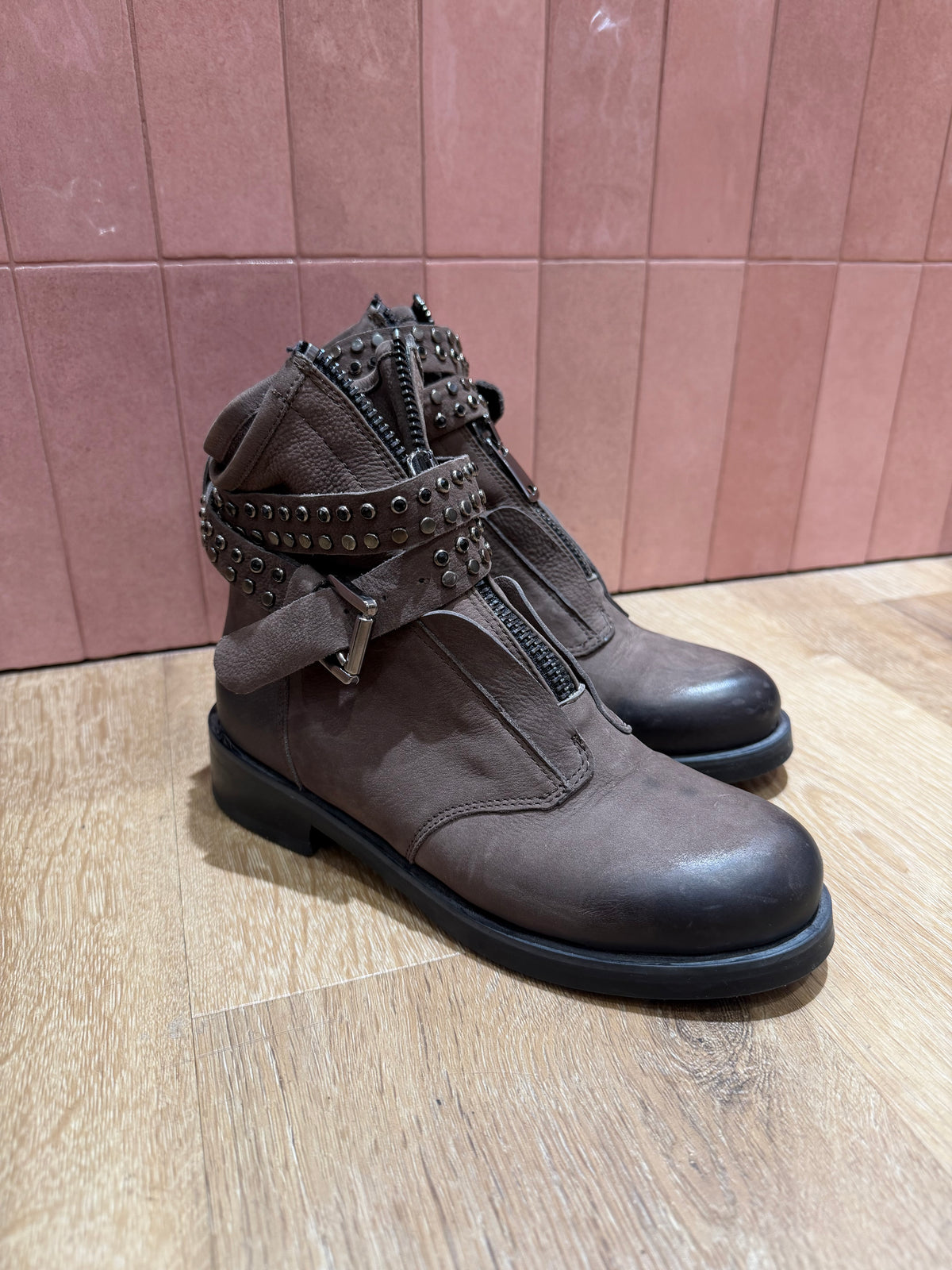 Bottines taupe à clous requins T.36
