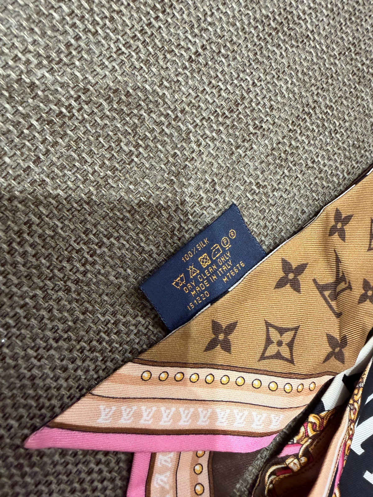 Foulard monogramme rose et marron Louis Vuitton 20/09