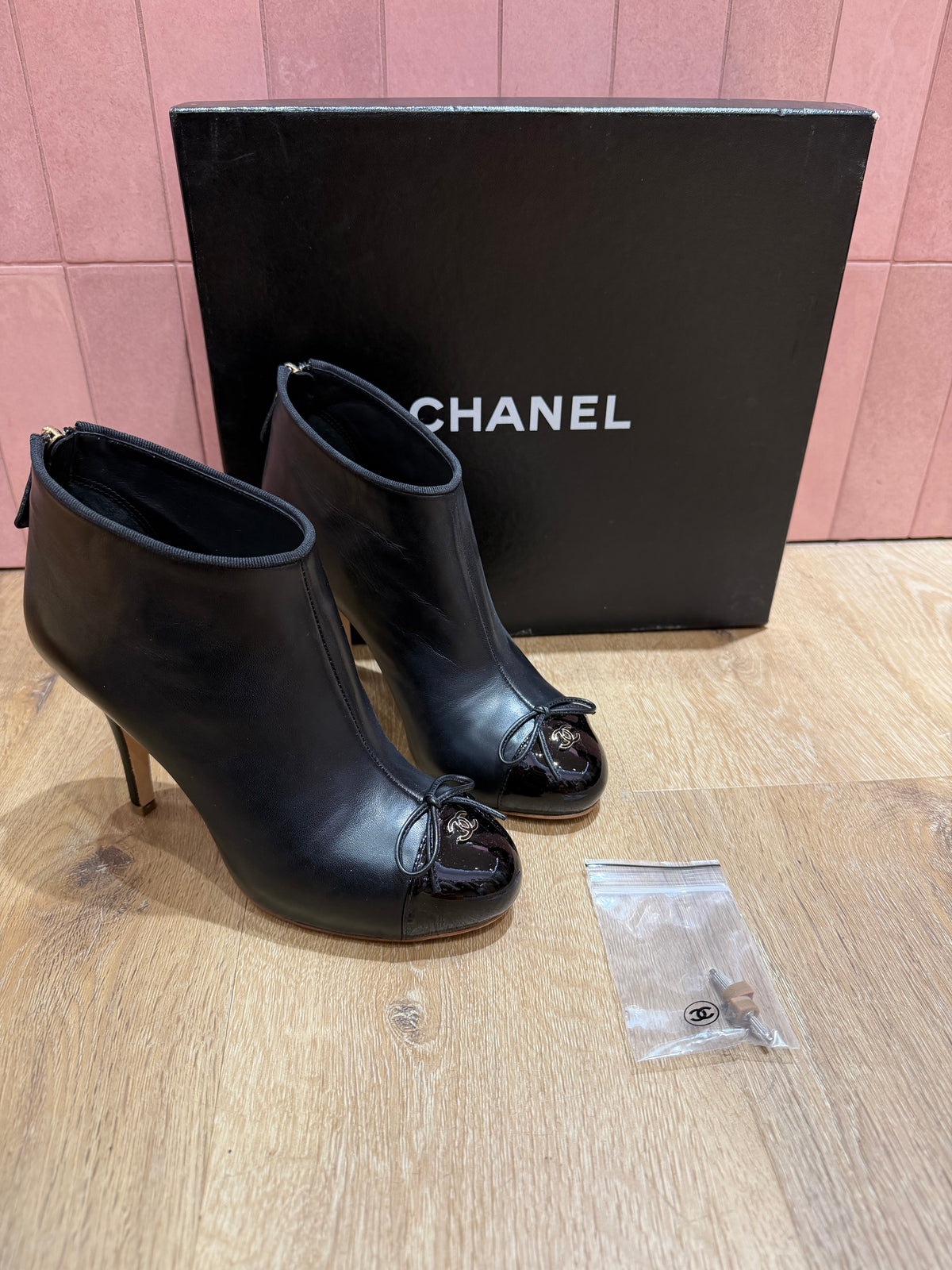 Bottines noires bout rond Chanel - T.38 07/10