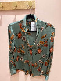 Chemise satinée Zara verte à fleurs rouges T.L