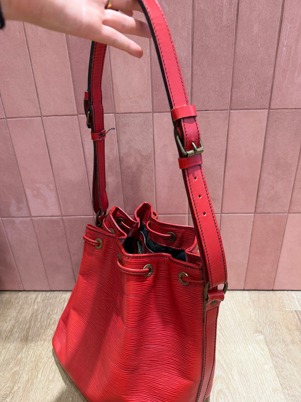 sac noé Louis vuitton cuir epi rouge PM 28/08