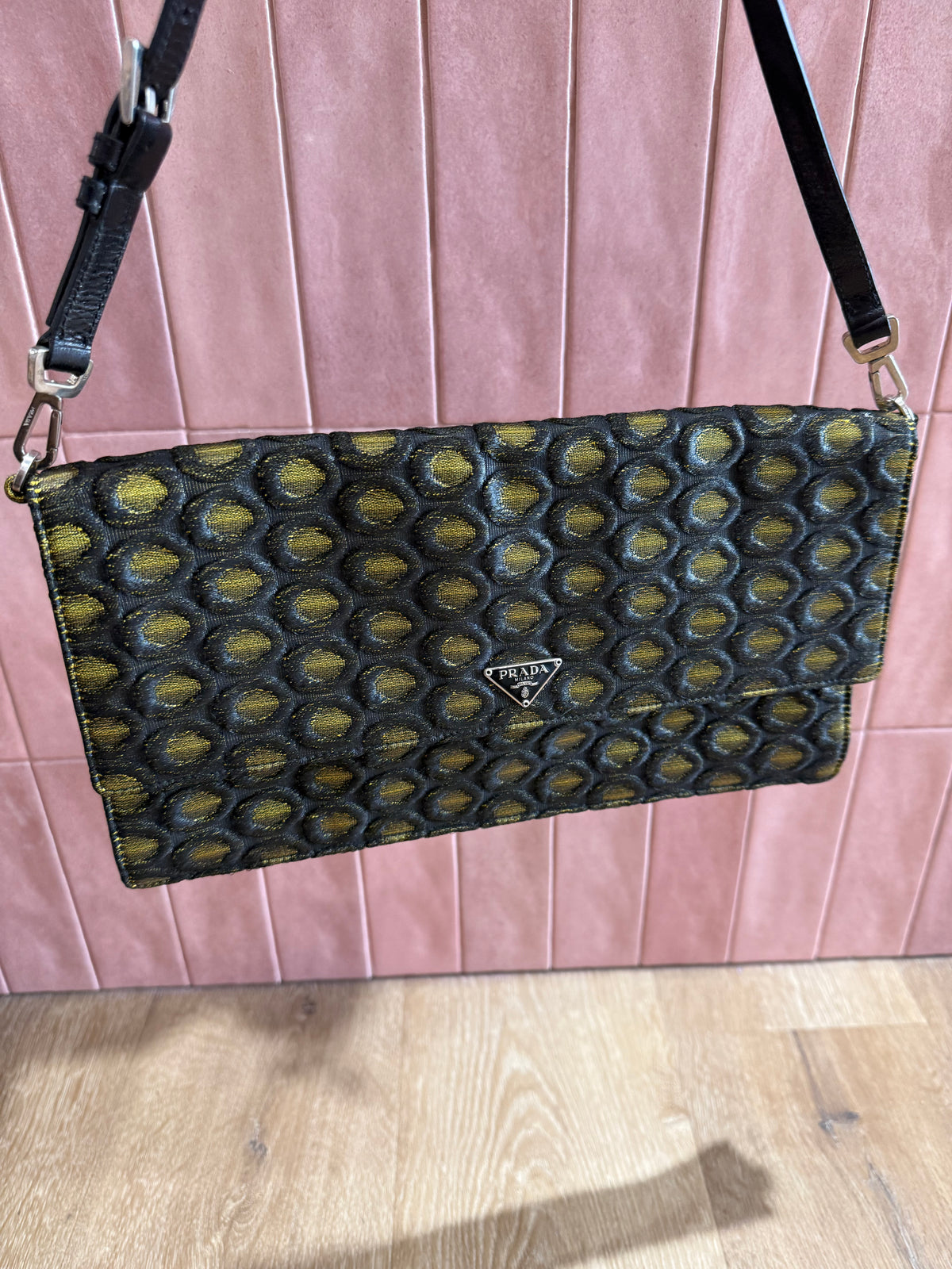 Pochette noire et dorée Prada 24/06
