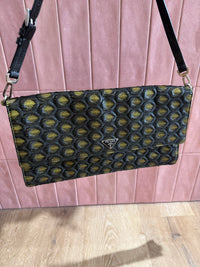 Pochette noire et dorée Prada 24/06